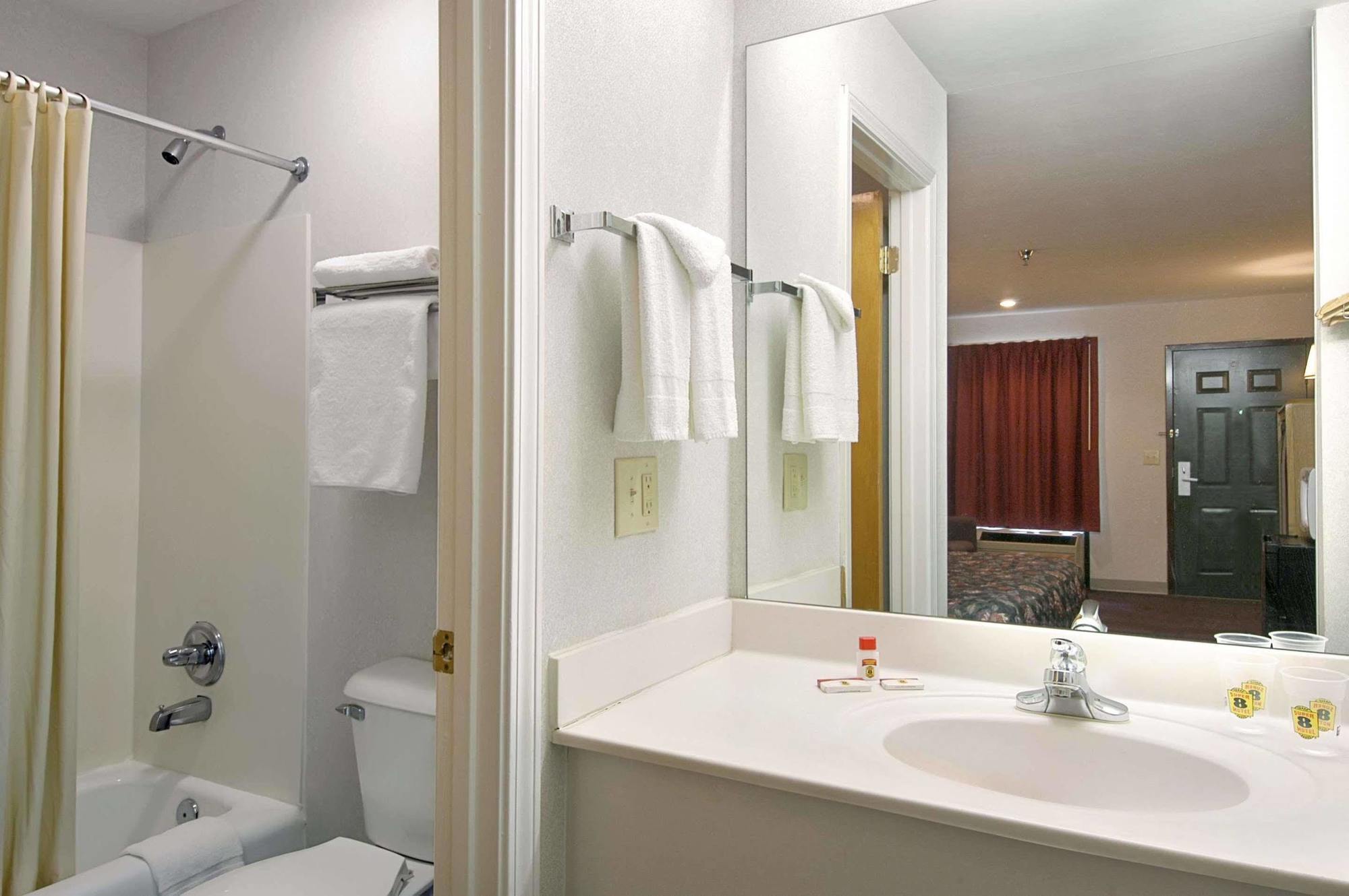 ซูเปอร์ 8 บาย วินด์แฮม แอคเวิร์ท/แอตแลนตา แอเรีย Hotel แอ็คเวิร์ธ ภายนอก รูปภาพ